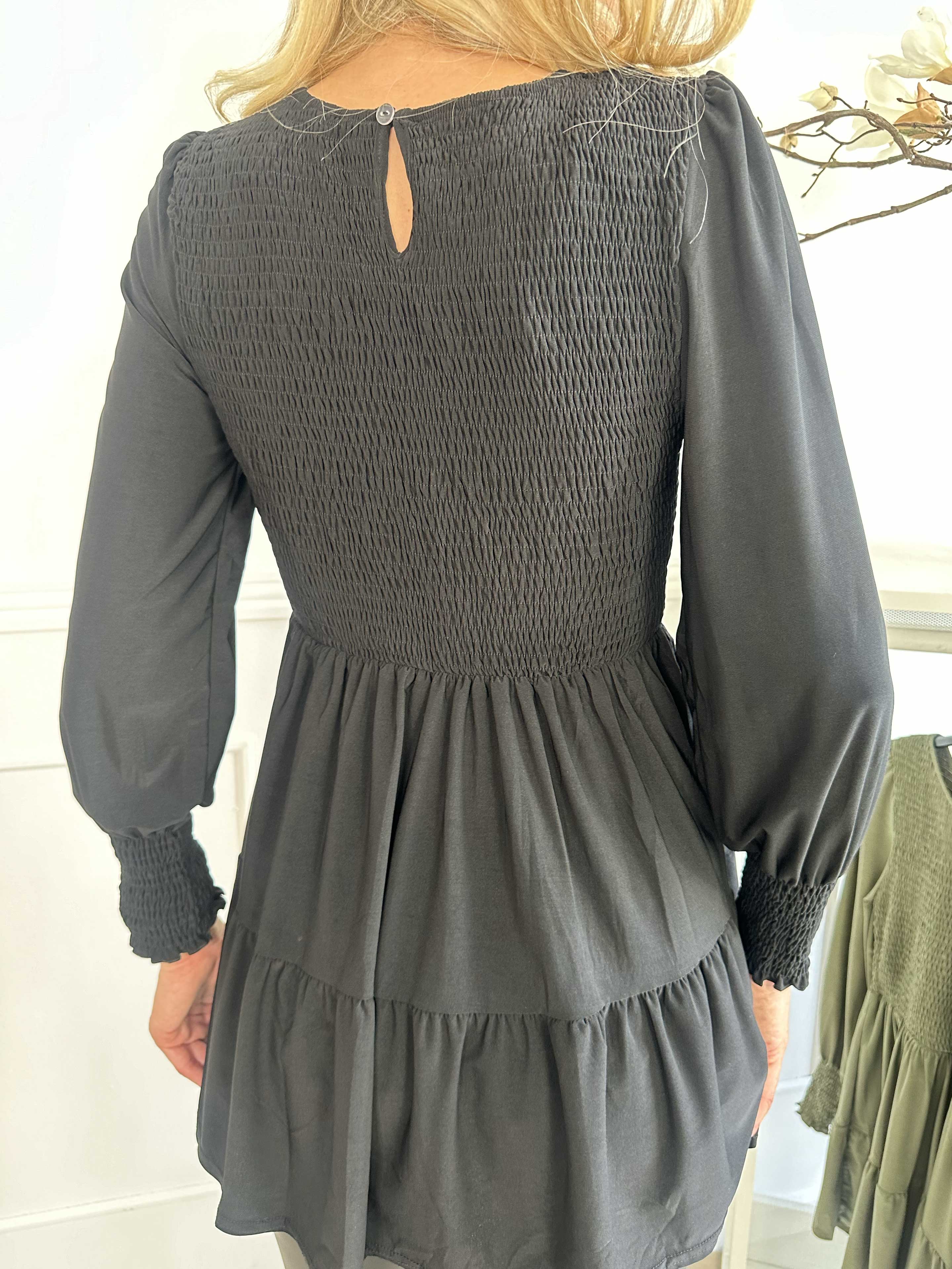 Kelly Shirt - Elastisk blus med smock över bröstet